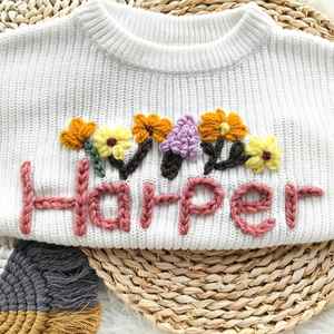 Nom de bébé personnalisé pull personnalisé nouveau-né en tricot nom de bébé fait à <span class=keywords><strong>la</strong></span> <span class=keywords><strong>main</strong></span> pull bébé cadeaux d'anniversaire - Product Image 1