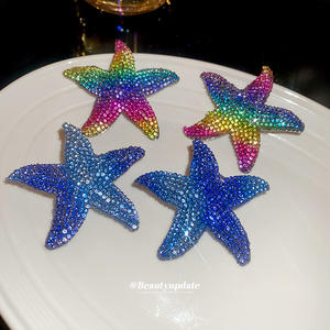 Boucles d'oreilles pendantes exagérées en alliage de zinc, ornées de strass et de diamants, motif étoile de mer, collection été 2026, vente en gros de bijoux fantaisie QX - Product Image 3
