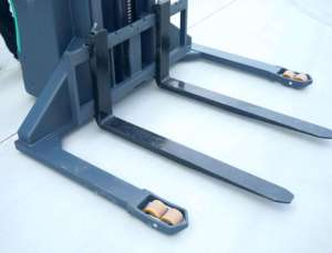 Gerbeur électrique haute performance de 2 tonnes avec cadre en acier massif et fourches renforcées pour les travaux de manutention robustes en entrepôt - Product Image 3
