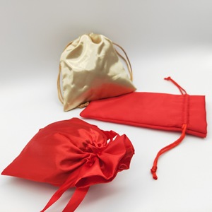 Bolsa de Regalo de Satén con Cordón Rojo para Dulces de Boda con Logotipo Personalizado Y&G 20191016 Bordado a Máquina - Product Image 4