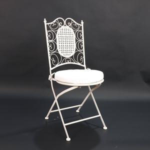 Silla plegable rústica blanca estilo Barcelona para bodas en jardín al aire libre con asiento redondo - Product Image 6