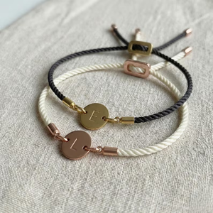 Ensemble de 2 bracelets en acier inoxydable recyclé personnalisés avec initiales de couple, cordon torsadé réglable, cadeau de bijoux pour la Saint-Valentin - Product Image 1