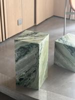 Support en marbre vert naturel sur mesure grande dalle polie utilisée comme étagère de table basse pour application de sol de salle de bain