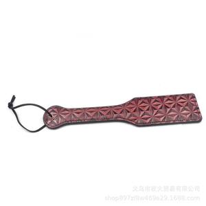 Pala de cuero roja con diseño de diamantes, un juguete sexual único y erótico, vendido directamente por el fabricante. - Product Image 3