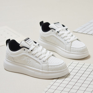 Chaussures de sport décontractées blanches respirantes à semelle épaisse pour hommes, style marche, course et skateboard - Product Image 1