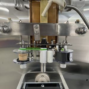 Machine à emballer de remplissage de liquide ZF-1000 automatique Sachet sac pochette à eau rentable Film PE pour boissons huiles poudres - Product Image 5