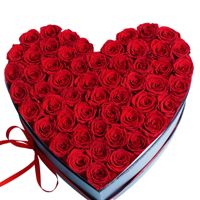 Saint-Valentin, Anniversaire, Fête des Mères, Anniversaire de Mariage : Coffret Cœur de 50 Roses Éternelles Jaunes – Plantes en Boîte Cadeau