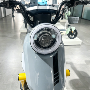 Moto électrique urbaine à grande vitesse avec moteur brushless longue portée pour les trajets quotidiens - Product Image 3