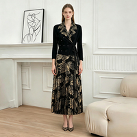 Robe longue plissée en mousseline argentée brillante avec garniture en plumes et col rabattu, grande taille, pour femme, idéale pour les soirées, les occasions décontractées et les tenues professionnelles