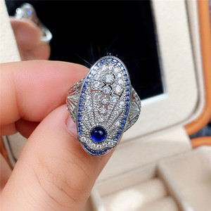 Anello Vintage Hollow Palace da donna con accenti in pietra blu reale, elegante gioiello da dito alla moda - Product Image 1