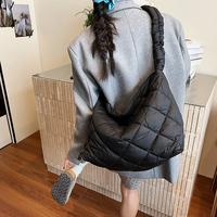 Sac fourre-tout en nylon imperméable avec fermeture éclair et broderie, design simple et tendance, pour usage quotidien, avec logo personnalisé, directement de l'usine