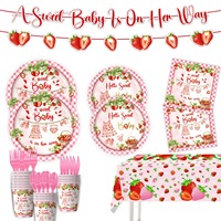 Lot de vaisselle jetable sur le thème de la fraise pour baptême : assiettes en carton, gobelets, nappe et bannière pour la décoration de fête de bébé fille