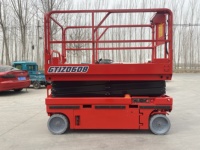 Table élévatrice à ciseaux électrique autopropulsée 2,39 m 500 kg en acier au manganèse, vitesse de levage 3-5 m/min pour la construction d'entrepôts