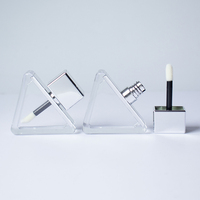 OEM et ODM Tubes de brillant à lèvres transparents transparents de 5.5 ml en triangle transparent créatif unique avec emballage de tubes de brillant à lèvres avec logo personnalisé