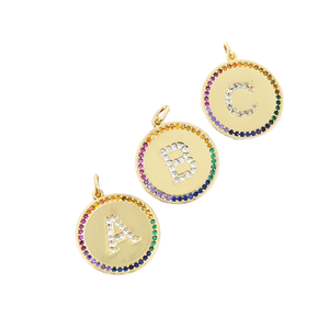 Breloques rondes dorées avec initiales et bordure en pierres précieuses arc-en-ciel, pendentifs lettres A B C, bijoux - Product Image 1