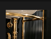 Meuble de salle de bain de luxe pour chambre d'hôtel, pour suites et chambres nouvellement rénovées, hôtel en centre ville, avec console de lavabo dorée et pieds en laiton