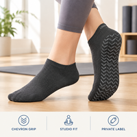 Chaussettes de yoga à adhérence Chevron, couverture directionnelle, construction à bout plat, maille respirante, semelle continue en graphite, ajustement souple pour studio