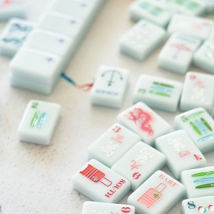 Jeu de Mahjong américain de luxe moderne de haute qualité, fabriqué en usine, avec des tuiles en acrylique rose à 4 couches - Product Image 1