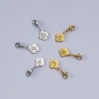 Pendentifs et breloques tendance en acier inoxydable plaqué or 18 carats PVD, motif pétale de fleur, 26 lettres A-Z, avec fermoir mousqueton