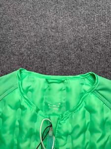 Giacca Piumino Smanicata da Uomo Casual Autunnale con Scollo a V e Chiusura a Cerniera, Cappotto Traspirante in Poliestere da 220g di Taglia Personalizzabile - Product Image 2