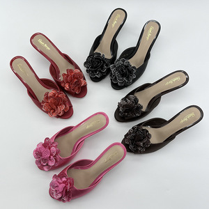 Talons plateforme floraux pour femmes avec de grandes paillettes scintillantes et tissu satiné floral - Product Image 1