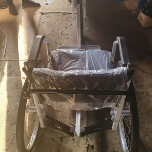 Triciclo de Manivela Negro para Personas con Discapacidad y Mayores, Tipo Abierto con Llantas de Goma - Product Image 2