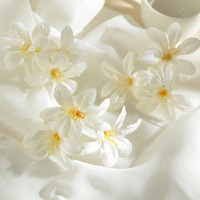 Décoration murale florale de mariage en lys artificiels triples effet goutte de rosée, têtes de fleurs de lys artificielles effet goutte de rosée pour accessoires capillaires
