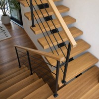 Escalier monodirectionnel contemporain pour intérieur de loft avec marches en bois naturel et structure en acier mince