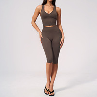 Nouvel ensemble de yoga 2026 sans coutures pour femme : haut rembourré sans manches et short taille haute au genou, anti-humidité, idéal pour le jogging, le sport et la gym