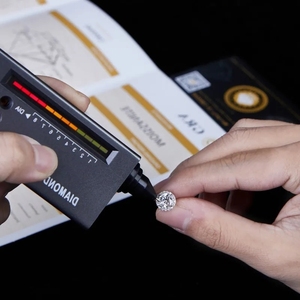 Boucles d'oreilles clous romantiques pour femme 0,5 ct, forme boule, moissanite sertie griffe en or rose pour anniversaire et fiançailles - Product Image 5