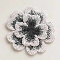 Applique en tissu 3D à quatre pétales superposés, 1,57 pouce, motif brodé blanc pour robes de mariée, vêtements, couture et travaux manuels DIY