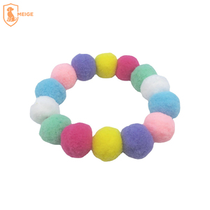 Luxuriöses Modernes Cartoon-Halsband für Hunde und Katzen in Macaron-Farben mit Weichem Plüsch-Pompon-Ball - Product Image 1