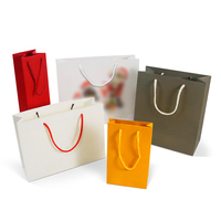Sac en papier cadeau avec poignée rouge, qualité garantie à bas prix, impression de logo personnalisée