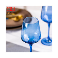 Verre à vin en verre coloré bleu cobalt SUNYO pour fête de Noël, durable, personnalisé, en gros, motif cerise rouge tournante