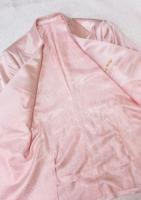 Smoking rose poudré grande taille pour homme avec revers en satin large |   Doublure en jacquard Paisley avec boutons contrastants |   Costume de mariage pour les demoiselles d'honneur