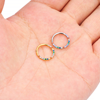 Vente en gros de bijoux de piercing corporel tendance : Anneau de nez clicker et boucle d'oreille en titane ASTM F136 plaqué or 18K avec zircon coloré 16G