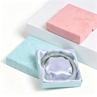 Boîte rigide pour collier avec insert floqué, boîte en papier à deux pièces (couvercle et base) pour l'emballage de pendentifs et de chaînes de bijoux