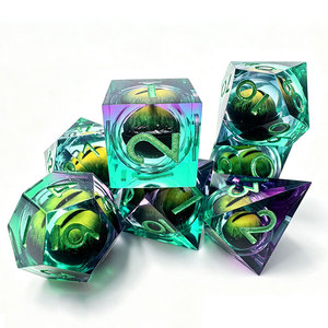 Juego de dados de 7 piezas con núcleo líquido de resina en degradado morado y verde, con borde afilado, ojo de dragón flotante y números verdes para D&D COC RPG - Product Image 4