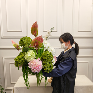 Elegante Arreglo Floral Artificial <span class=keywords><strong>de</strong></span> Hortensias Verdes y Rosas, Orquídeas Blancas y Flores Exóticas sobre un Soporte Dorado - Product Image 6