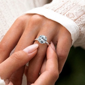 Anillo de Compromiso y Boda para Mujer Dylam, Plata S925 con Baño de Rodio Hipoalergénico, Moissanita de 10mm 4ct D VVS1, Joyería Fina - Product Image 3