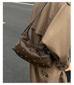 Bolso de Mano Pequeño Vintage para Mujer, Versátil y Moderno, Bolso de Hombro y Axila con Diseño Exclusivo con Tachuelas, Tipo Cubo - Product Image 6