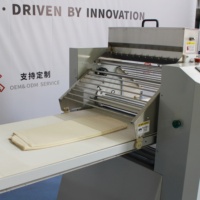 Machine automatique à rouler la pâte à pâtisserie avec fonction de saupoudrage de farine et de pliage de la pâte