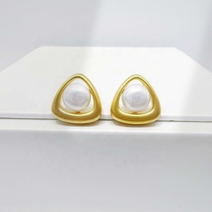 Boucles d'oreilles géométriques texturées en cuivre plaqué or 18 carats, bijoux fantaisie de luxe pour mariage indien, perles baroques pour femmes. - Product Image 1