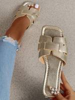 Sandales plates pour femmes à bout ouvert, avec bande tressée dorée métallique en cuir PU, ornements de perles, logo personnalisé, vente en gros
