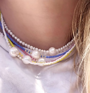 Collier de perles d'eau douce et de perles colorées pour femmes, collier de perles bohème, bijoux d'été, design fait main avec détails fins - Product Image 1
