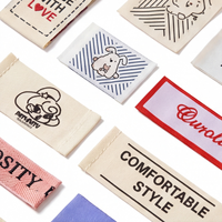 Étiquettes de col personnalisées en polyester damassé haute densité, motif cœur tissé doux, étiquettes carrées pour vêtements, en rouleau