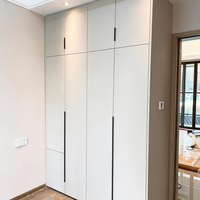 Armoire avec poignées, style minimaliste rustique, MDF blanc, chambre à coucher scandinave, noyer moderne