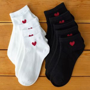 Chaussettes en coton tricoté brodé de haute qualité, motif lèvres blanches et cœurs chromés, pour femme, design personnalisé, Noël 1.1 - Product Image 4