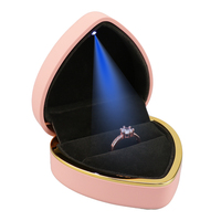 Paclov personnalisé Logo en forme de coeur en plastique anneau pendentif bijoux boîte-cadeau avec lumière LED en gros anneau pendentif boîtes à bijoux