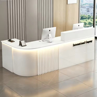 Comptoir de réception en MDF en forme de L, personnalisé, écologique, durable, avec panneau cannelé minimaliste, éclairage LED, pour bureau, hôtel, spa, clinique